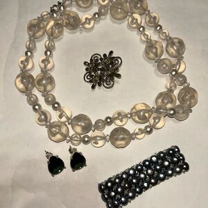 Vintage and Frosty w/ Gen. Peacock Pearls 😍